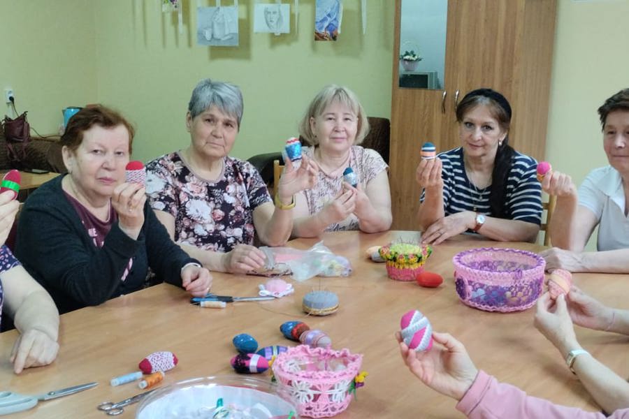 Пенсионеры-рукодельницы украсили столы пасхальными сувенирами