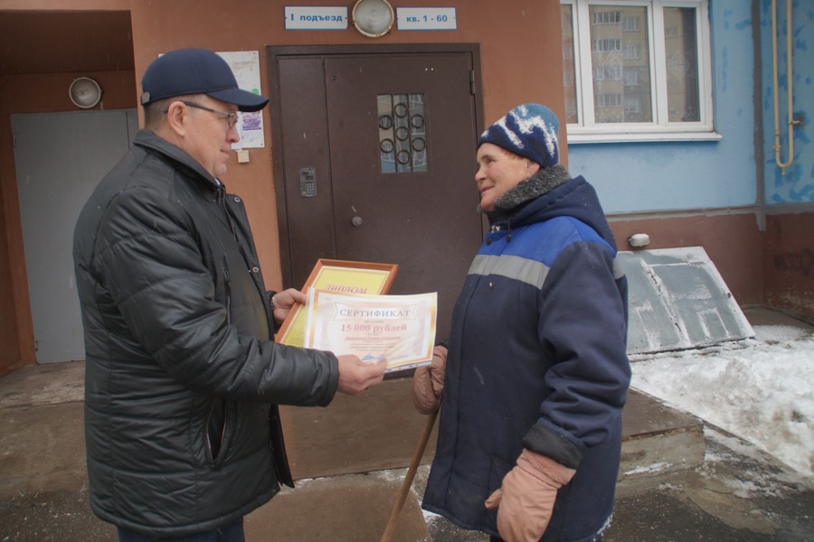 В Чебоксарах наградили ноябрьских победителей конкурса «Лучший дворник Калининского района»