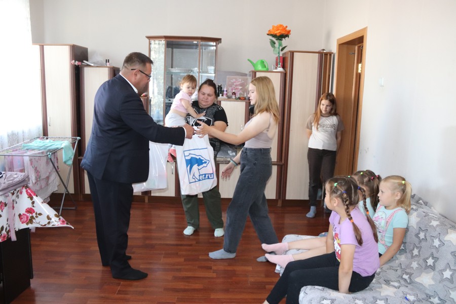 Глава администрации города Новочебоксарска Дмитрий Пулатов присоединился к Всероссийской акции “Собери ребенка в школу”