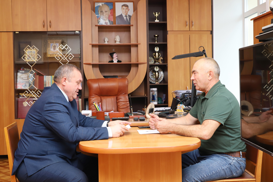 С Исполнительным директором Совета Александром Кузнецовым обсудили важные вопросы, связанные с развитием округа и реализацией различных проектов