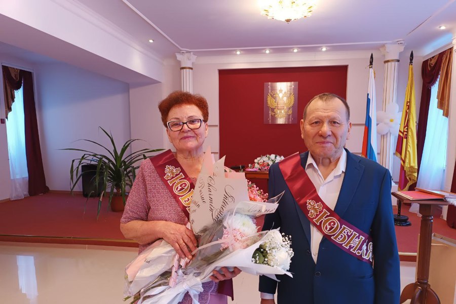Свой полувековой юбилей супружеской жизни празднуют супруги Емельяновы
