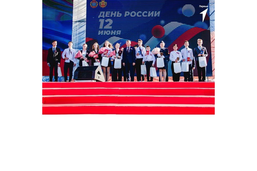 В День России Глава Чувашии вручил паспорт цивильскому школьнику