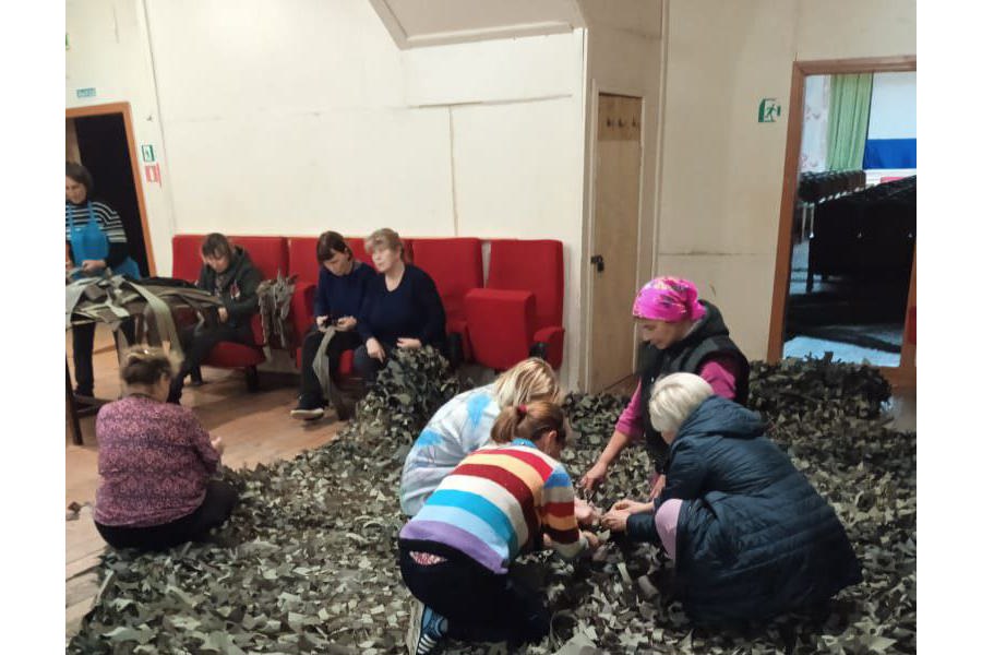 Вчера волонтеры Ядринского муниципального округа вместе с жителями д. Персирланы в Доме культуры помогли вязать маскировочные сети для наших земляков-защитников Отечества, находящихся в зоне СВО