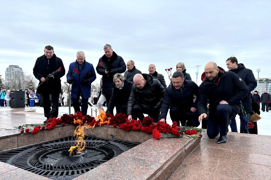 Депутаты Госсовета Чувашии возложили цветы в Мемориальном комплексе «Победа»