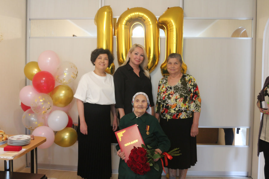 Юлии Ермолаевой вручили памятную медаль в честь 80-летия строительства Сурского и Казанского оборонительных рубежей