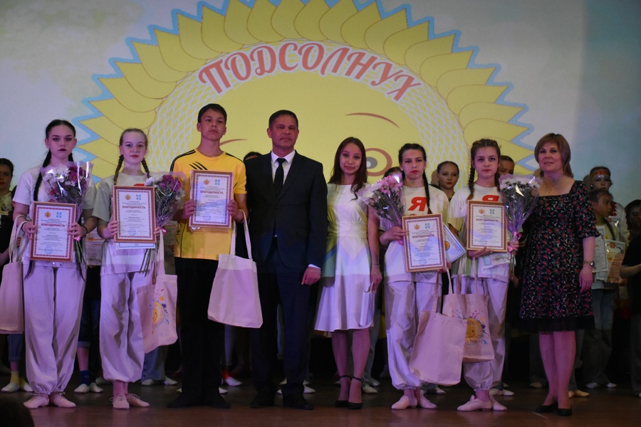 Алексей Людков поздравил юных талантов ансамбля «Подсолнух» с традиционным отчётным концертом