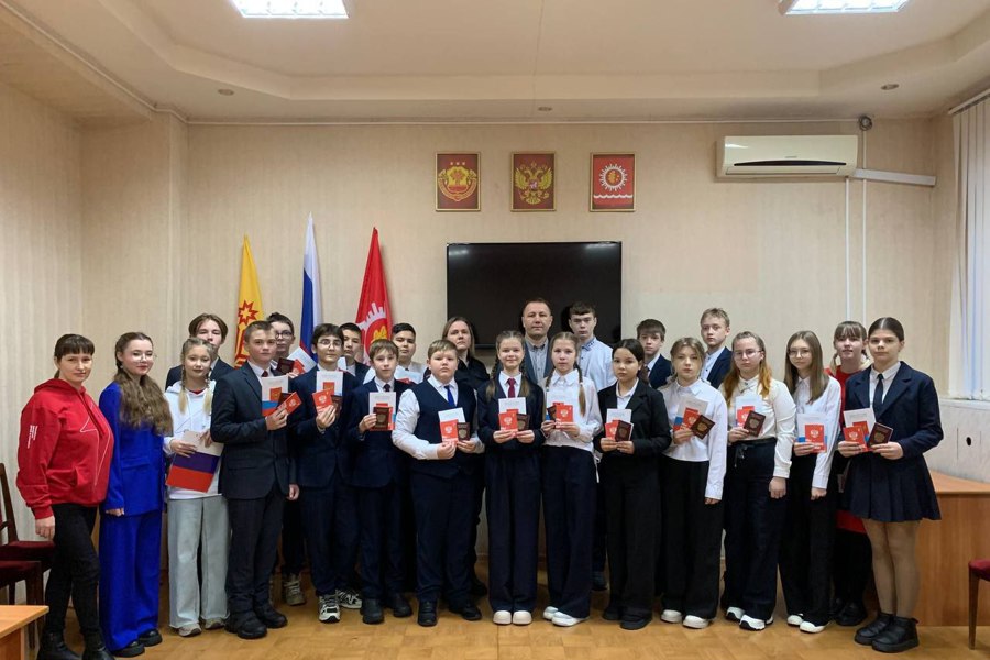 Молодые граждане Шумерли получили паспорта в День Конституции!