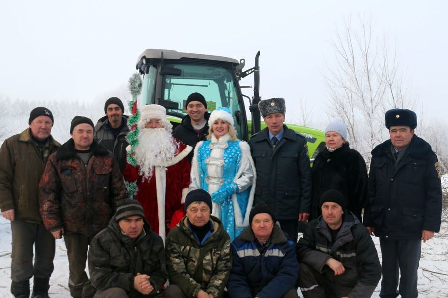 Владимир Димитриев вместе с Дедом Морозом и Снегурочкой поздравил механизаторов СХПК им. Суворова с Новым годом