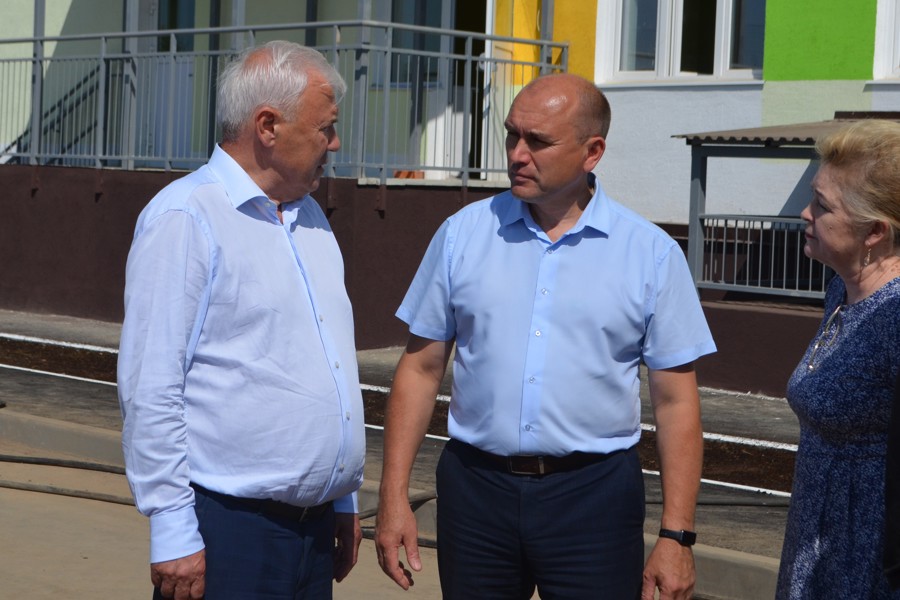 Анатолий Аксаков посетил новую школу в городе Мариинский Посад