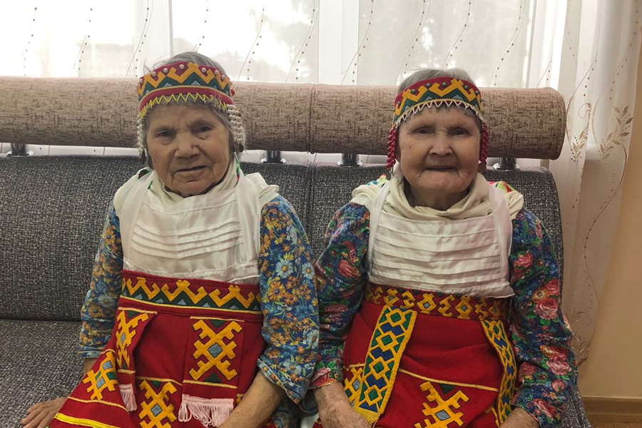 Ветераны стационарного отделения приняли участие в увлекательной фотосессии ко Дню чувашской вышивки