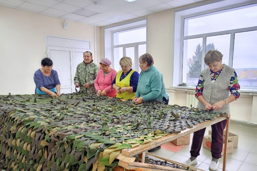 Янтиковцы продолжают вязать маскировочные сети  для СВОих героев