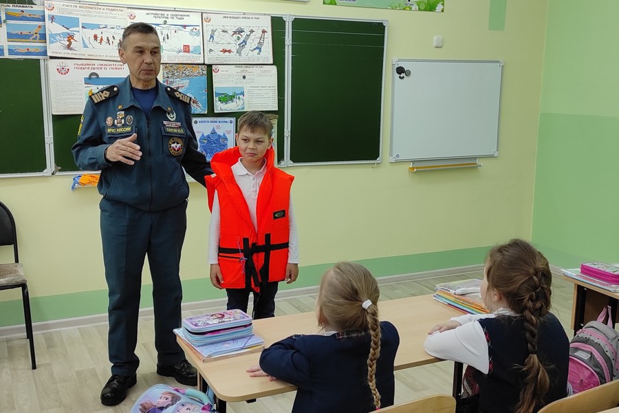 В Новочебоксарске продолжают проводить занятия в образовательных учреждениях по правилам безопасного поведения людей на воде