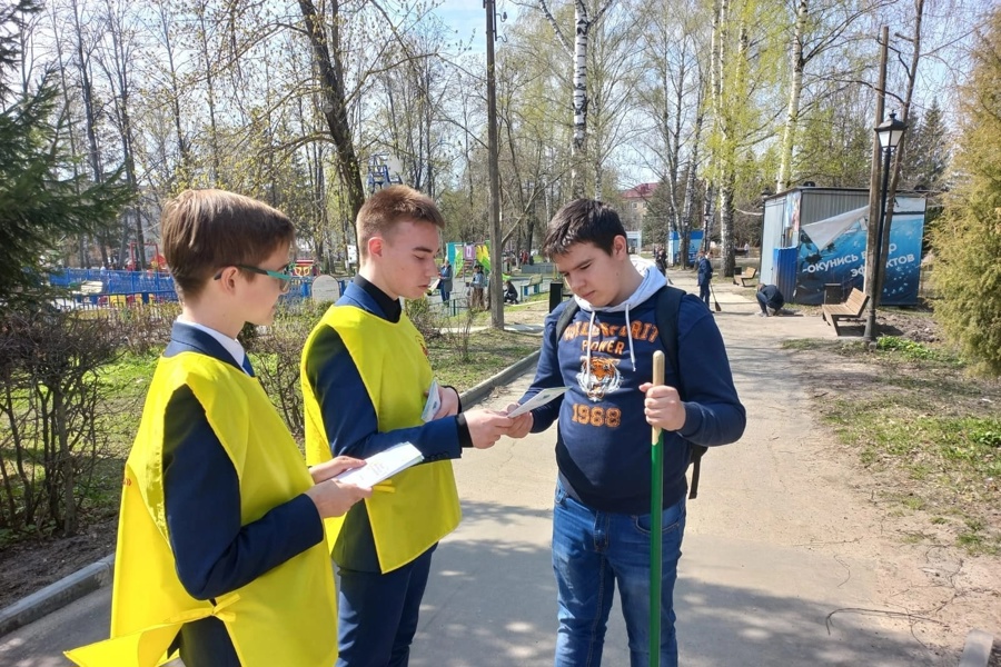 Волонтеры и активисты гимназии № 8 города Шумерля провели в городском парке акцию «Правила экологического поведения в быту»