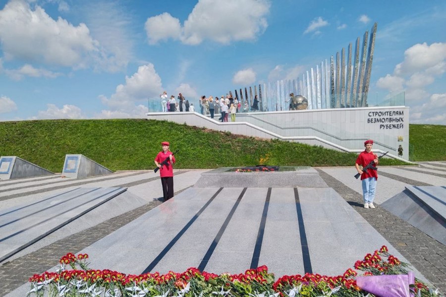 Церемония возложения цветов к Мемориалу «Строителям безмолвных рубежей»