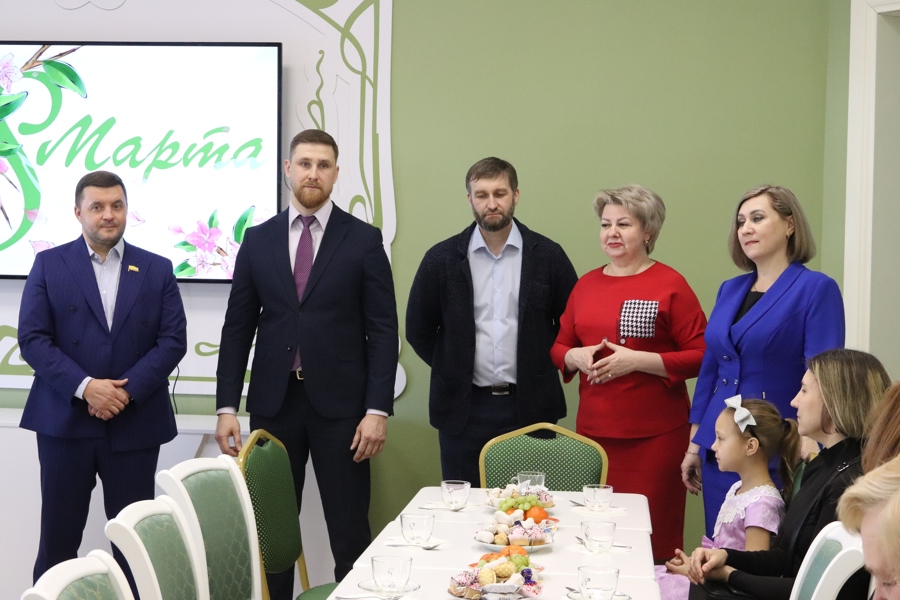 Глава города Алатыря Павел Аринин поздравил женщин с наступающим Международным женским днём