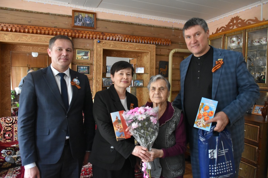 В канун Дня Победы Алексей Людков поздравил на дому тружеников тыла