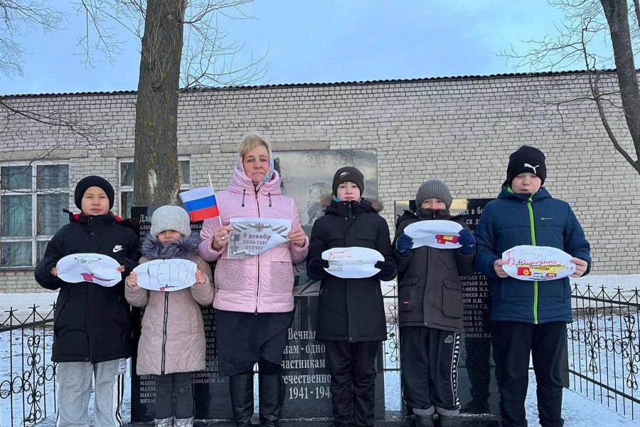 Патриотический час «Героями не рождаются, героями становятся» в Беловоложском сельском клубе