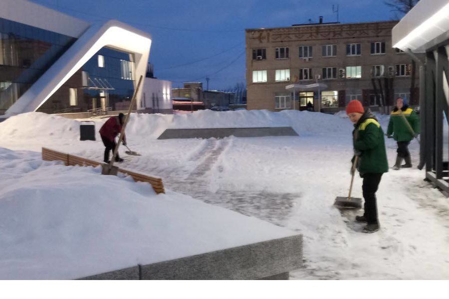 В Чебоксарах был продолжен вывоз снега с парков, скверов и площадей