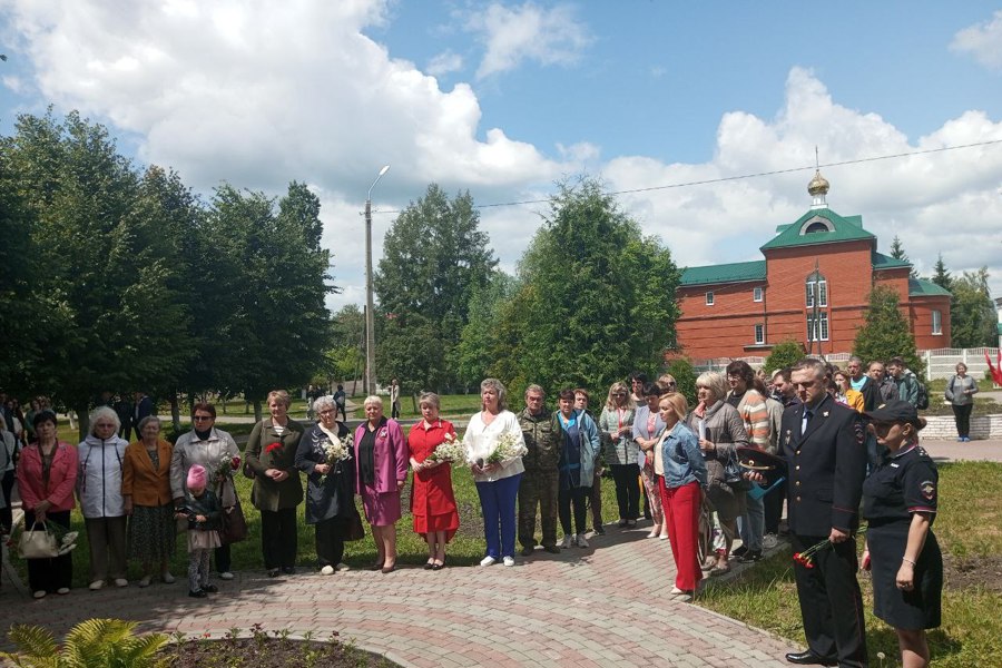 Общероссийская акция «Минута молчания» и возложение цветов в Алатыре