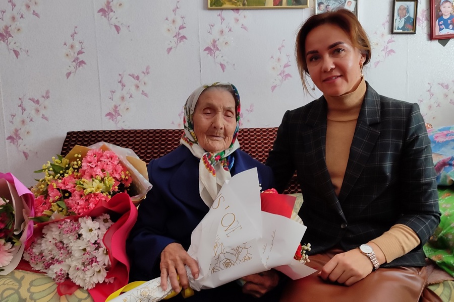 Алена Елизарова поздравила жительницу деревни Москакасы Моргаушского района Неонилу Степановну Белову с 107 днем рождения