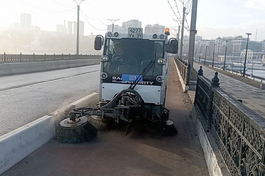 На городских улицах ведутся сезонные работы по уборке смета