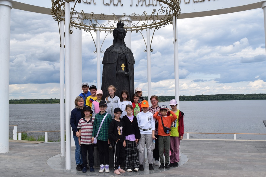 Ребята, отдыхающие в школьном лагере Приволжской ООШ, побывали на экскурсию в Центральной районной библиотеке.