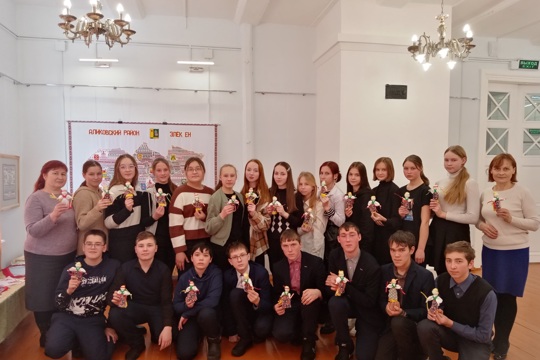 В Аликовском музее прошел мастер-класс «Кукла «Желанница»