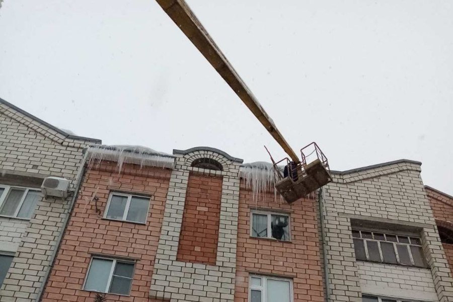 В Чебоксарах будет проведена работа по очистке крыш от снега и сосулек