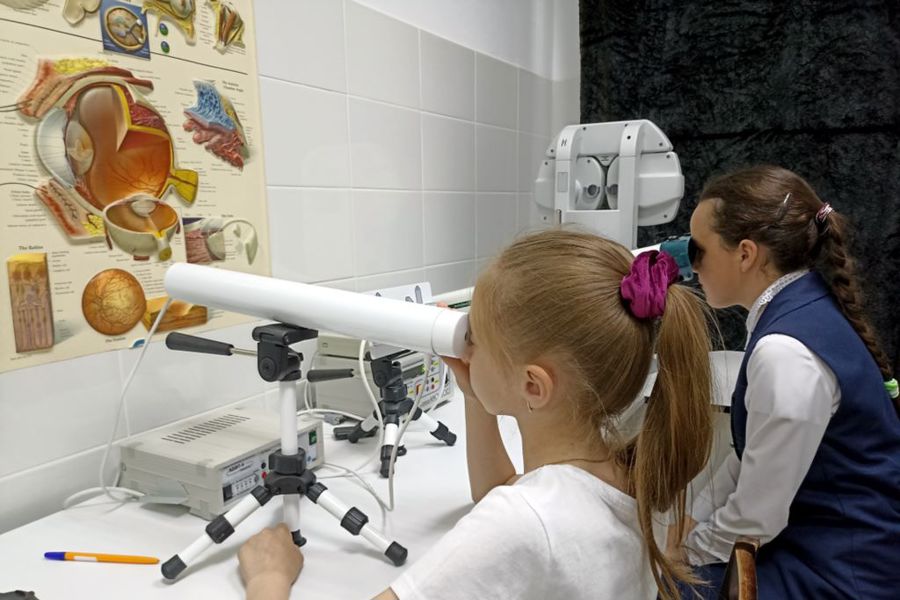 Более 120 детей в возрасте от 6 до 17 лет прошли курс лечения на новом оборудовании в офтальмологическом кабинете