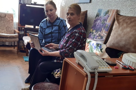 В Чебоксарах пожилые граждане обучаются финансовой грамотности на дому