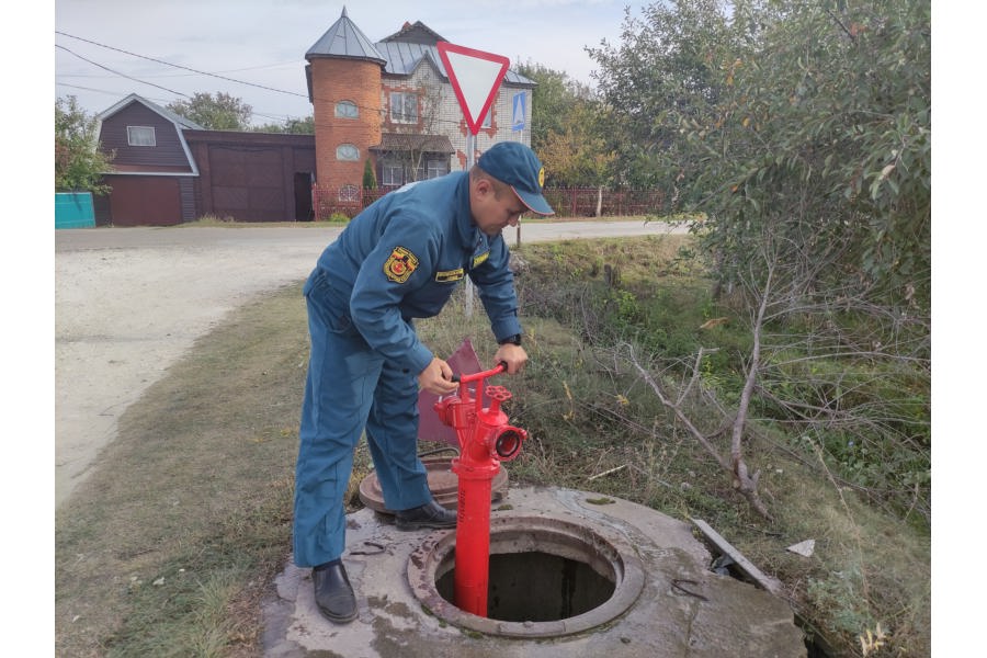 Работники ПЧ-31 провели проверку противопожарного водоснабжения в селе Комсомольское