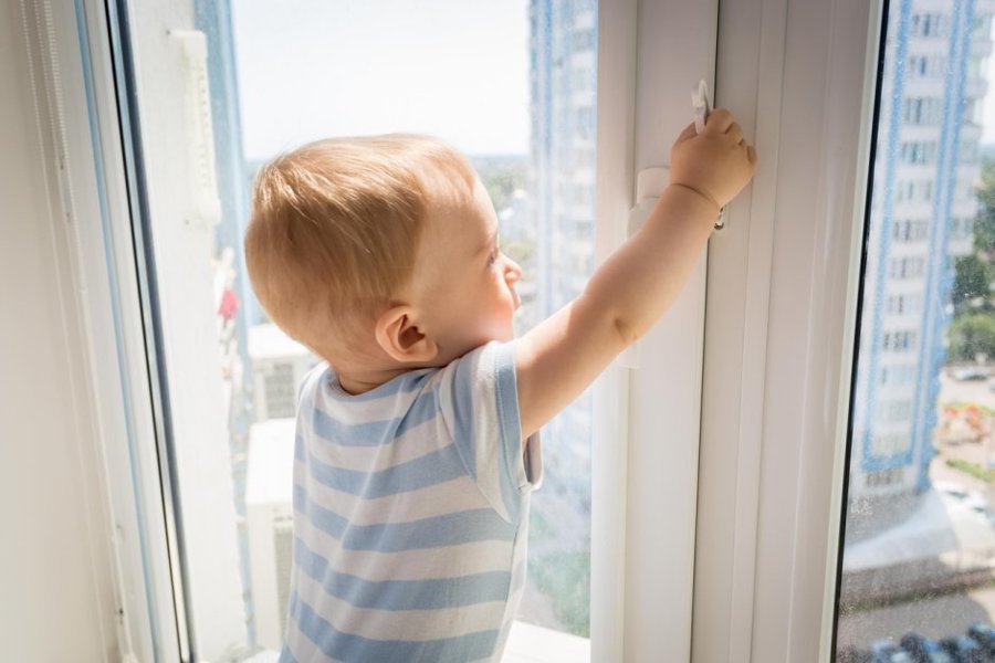 Комиссия по делам несовершеннолетних и защите их прав предупреждает: Ребёнок в комнате – закройте окно!