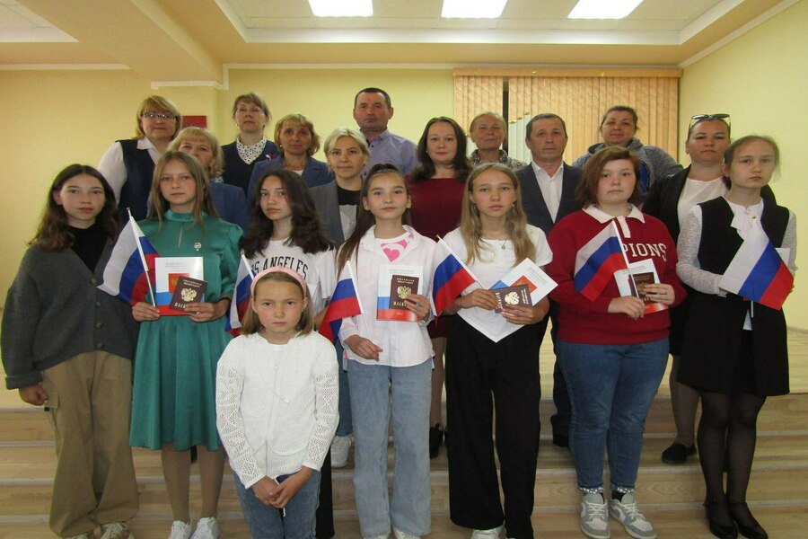 В отделе ЗАГС состоялось торжественное вручение паспортов «Я - гражданин России!»