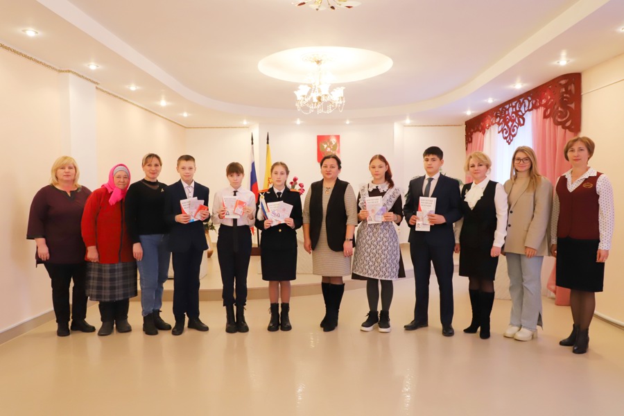 Накануне Дня народного единства в отделе ЗАГС администрации Яльчикского муниципального округа вручили паспорта молодым россиянам