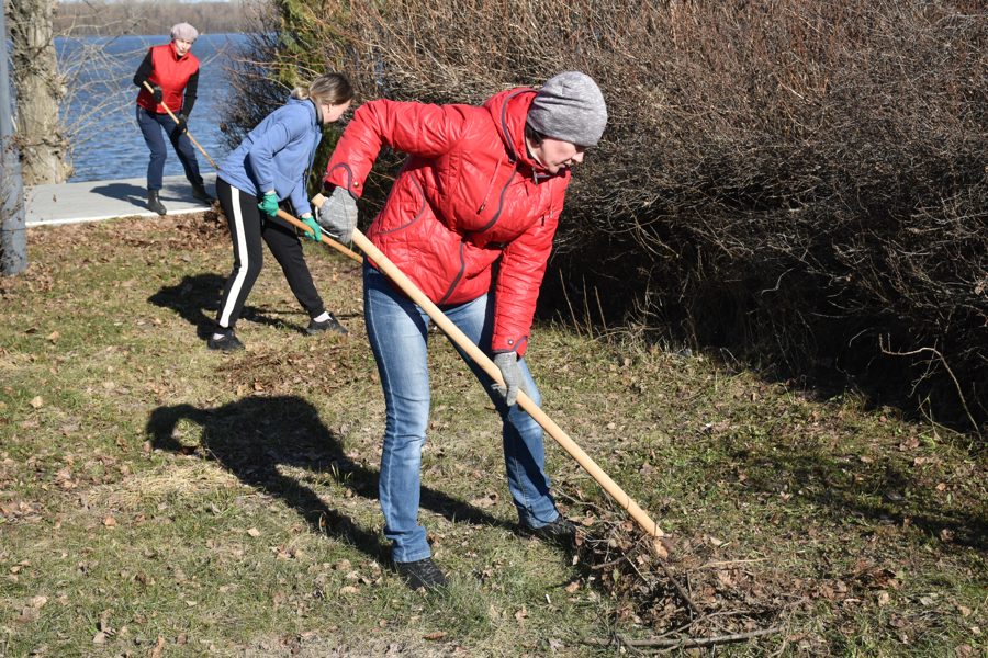 Работники администрации Козловского муниципального округа провели экологический субботник