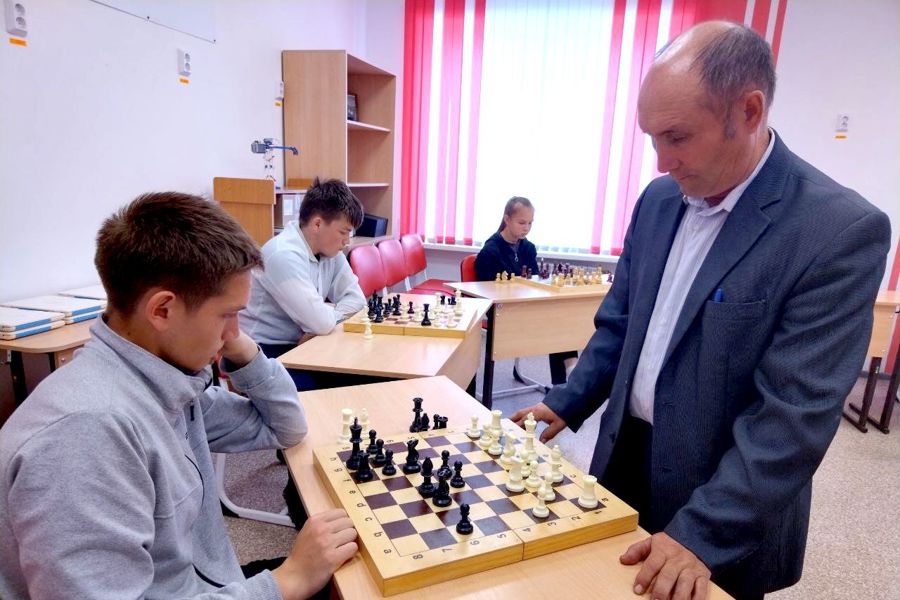В Новоатайской школе состоялся сеанс одновременной игры в шахматы