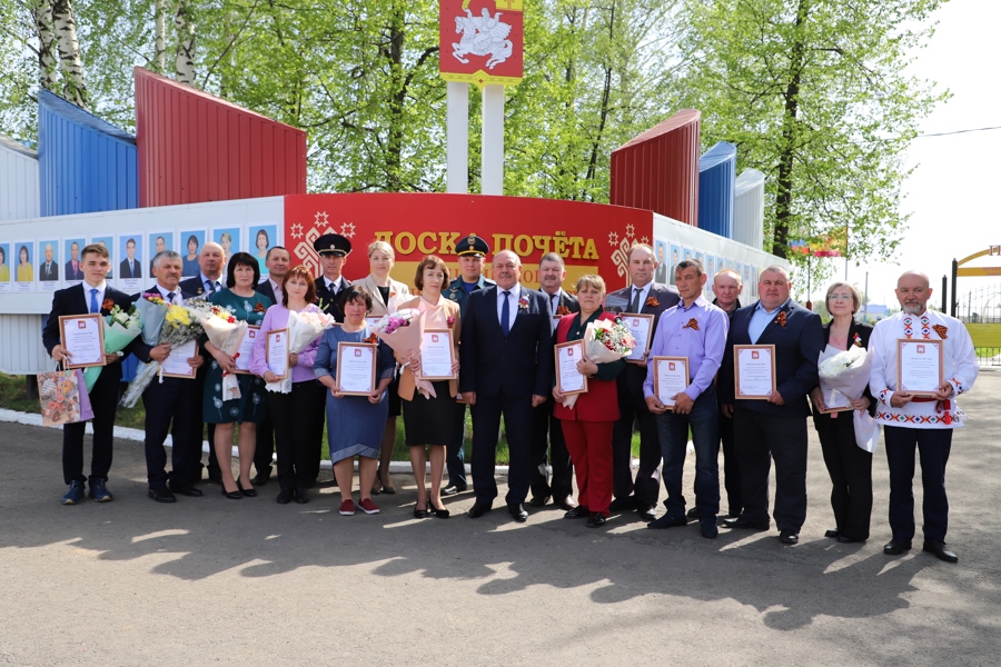 В Яльчикском муниципальном округе состоялось открытие доски почета