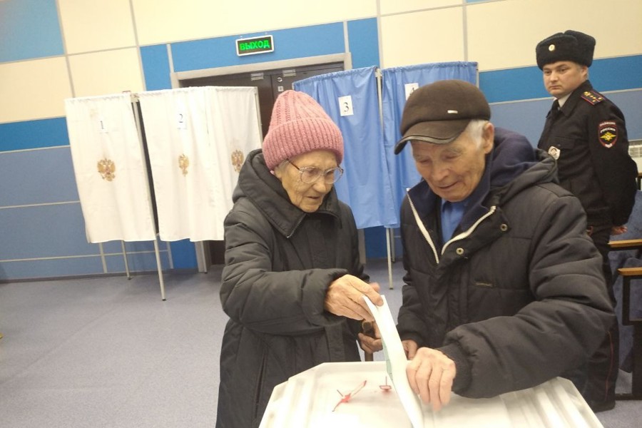 На избирательном участке № 901 проголосовала самая возрастная семейная пара