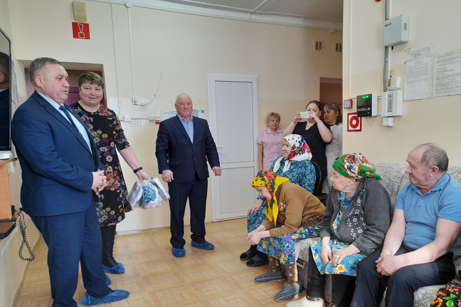 Глава Комсомольского округа Николай Раськин встретился с пожилыми  и поздравил с наступающим праздником