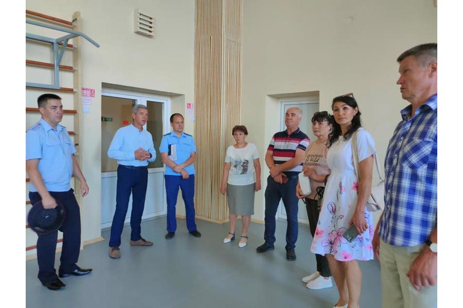Глава Урмарского муниципального округа В. Шигильдеев принял участие в приёмке Большеяниковской школы к новому учебному году