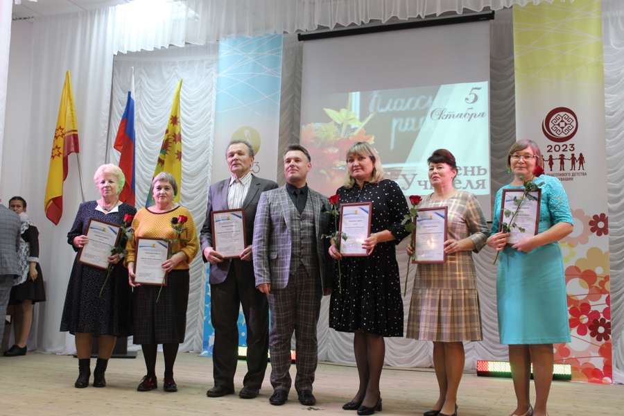 В Шумерлинском муниципальном округе торжественно поздравили работников сферы образования