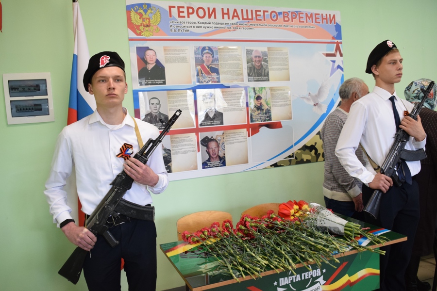 В Большеатменской школе состоялось торжественное открытие «Парту Героя» в честь участников СВО