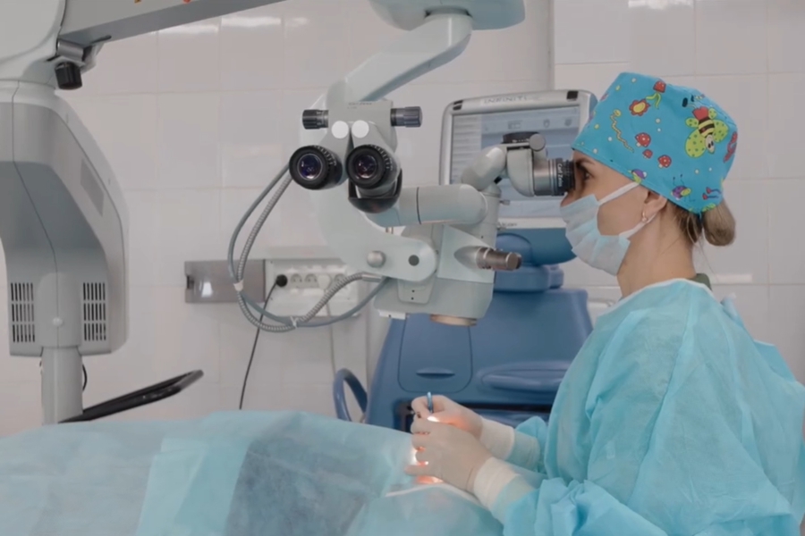 Ежегодно офтальмологи выполняют около 1500 операций детям