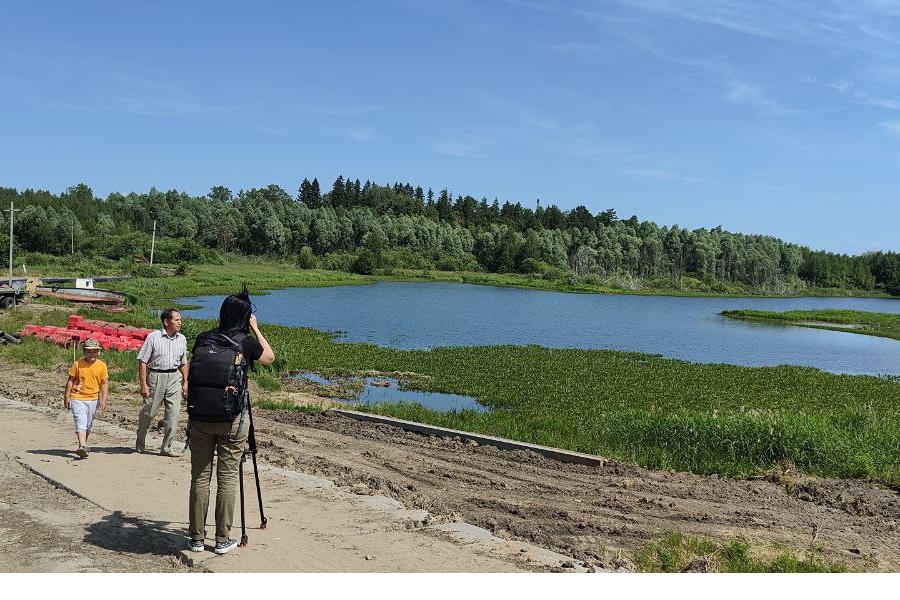 Съемочная группа телеканала «Вместе-РФ» ознакомилась с ходом работ по расчистке русла реки Сура в пригороде Ядрина