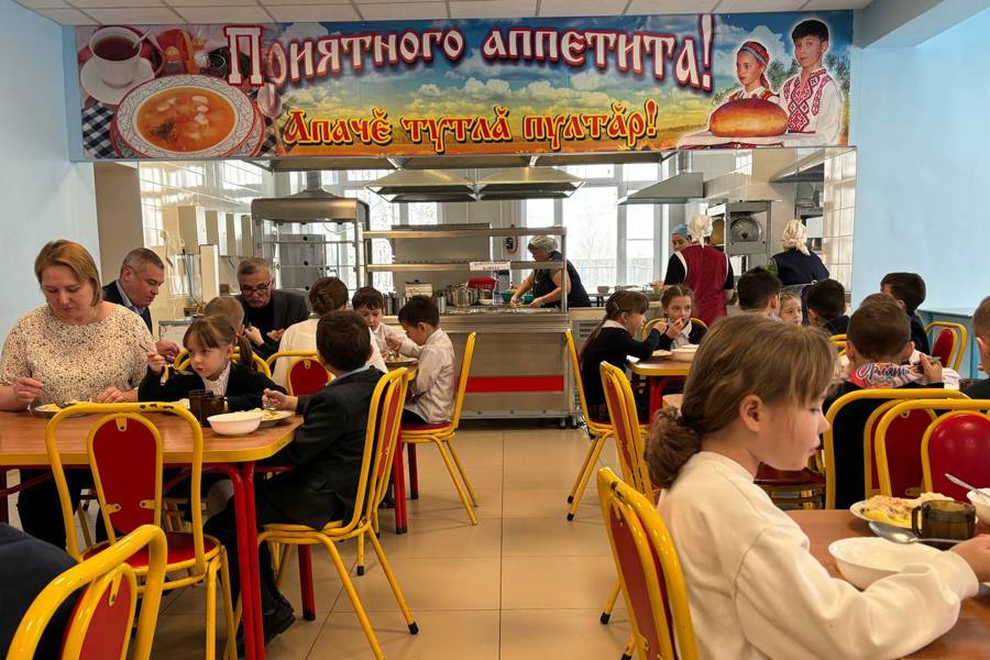 Сергей Михайлов проверил обеспечение школьников горячим питанием и работу школьной столовой