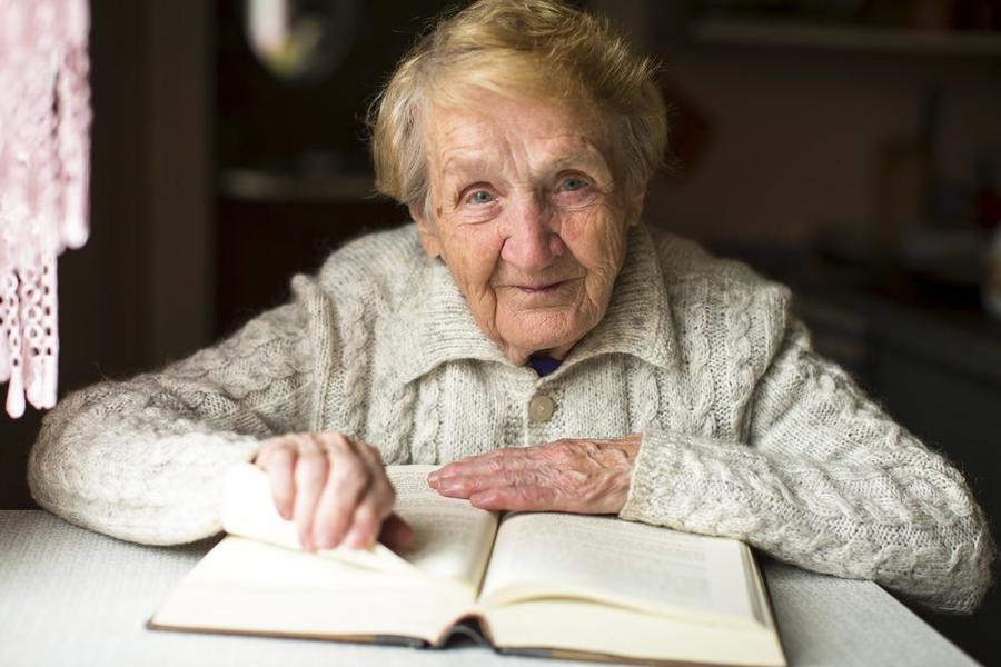 Библиотерапия для пожилых людей – эффективное лечение книгами