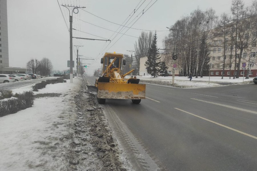 В Чебоксарах продолжается борьба с последствиями снегопада