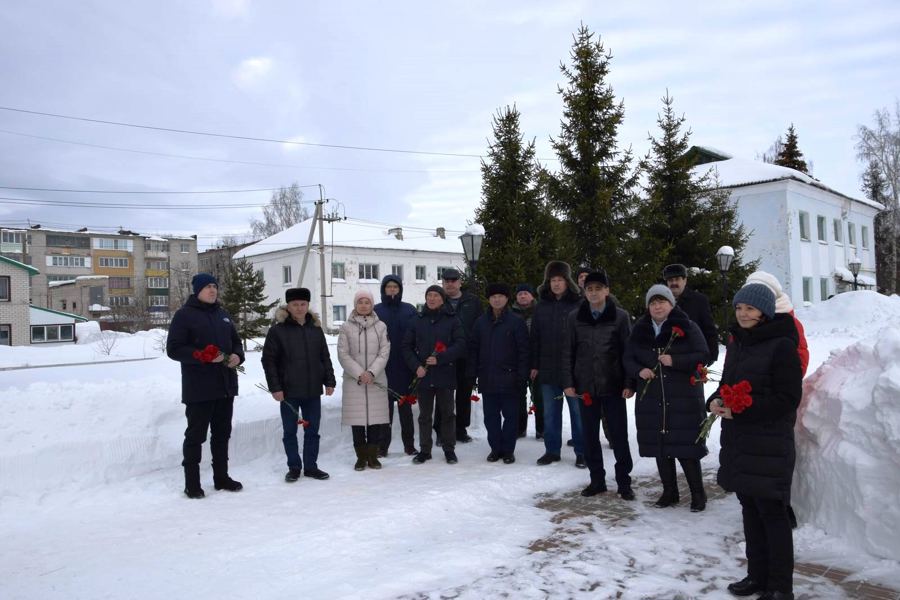 В День защитника Отечества возложили живые цветы к памятникам в Вурнарах