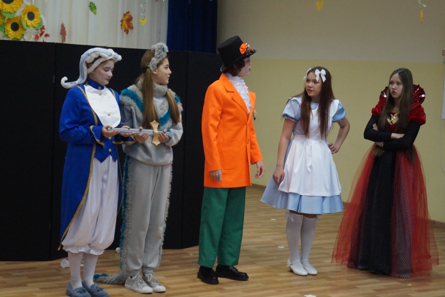 В детских садах города Чебоксары проходит интерактивный спектакль «Алиса в стране пластика»