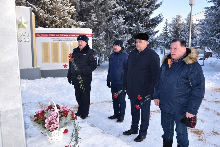 В День Героев Отечества состоялось возложение цветов к памятнику погибшим воинам в Великой Отечественной войне и монументу Славы